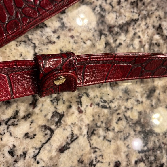 Chic Red Crocodile-Patterned Crossbody Bag - Picture 11 of 15